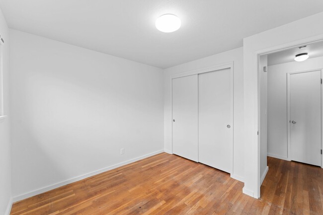 Building Photo - 1ST MONTH RENT FREE!! Updated 4 bed/2.5 ba...