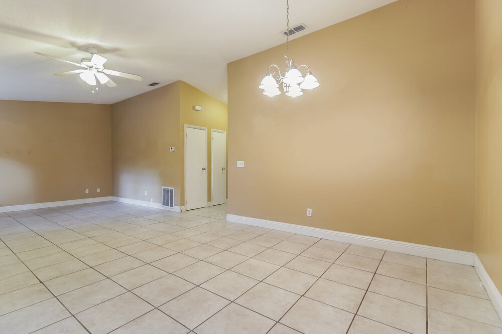 Building Photo - 647 Redwood Dr