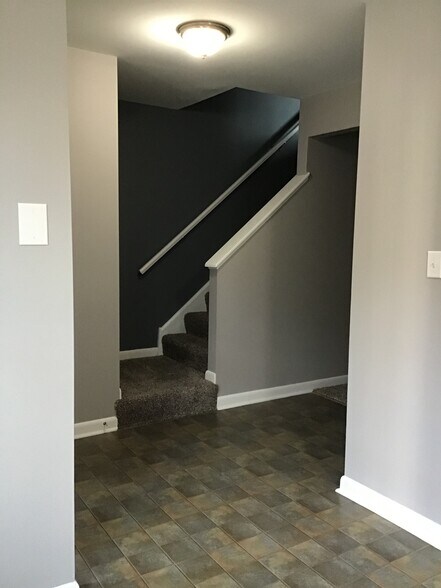 Building Photo - 403 Stonegate Ct