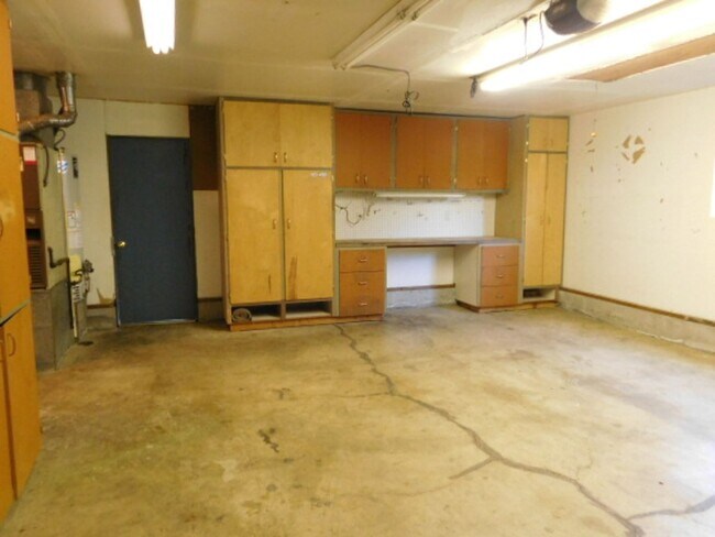 Building Photo - 3Bd/1.5Ba Single Story House - For Viewing!