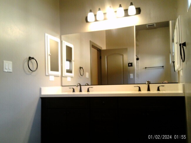 Building Photo - CUSTOM BUILT IN GATED SOUTHERN OAKS !!!  APPLICATION PENDING