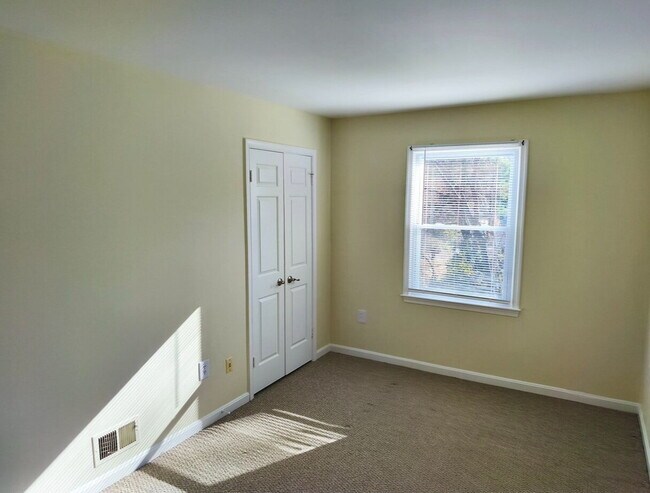 Building Photo - Charming Fair Woods Townhome Awaits