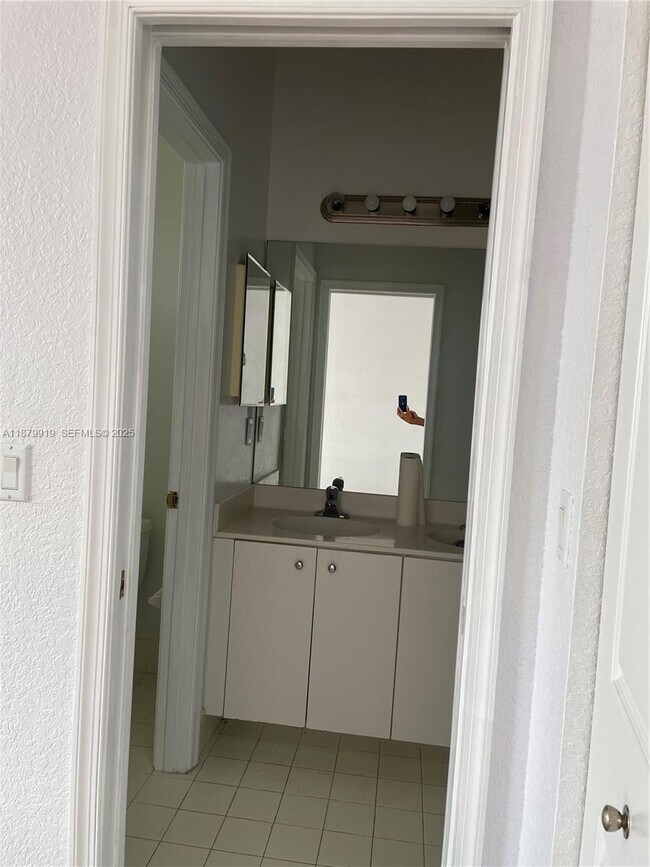 Building Photo - 2904 NW 33Rd Terrace