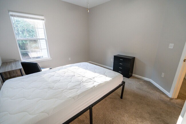 Building Photo - Beautiful 3 Bedroom 2 1/2 Bath Condo