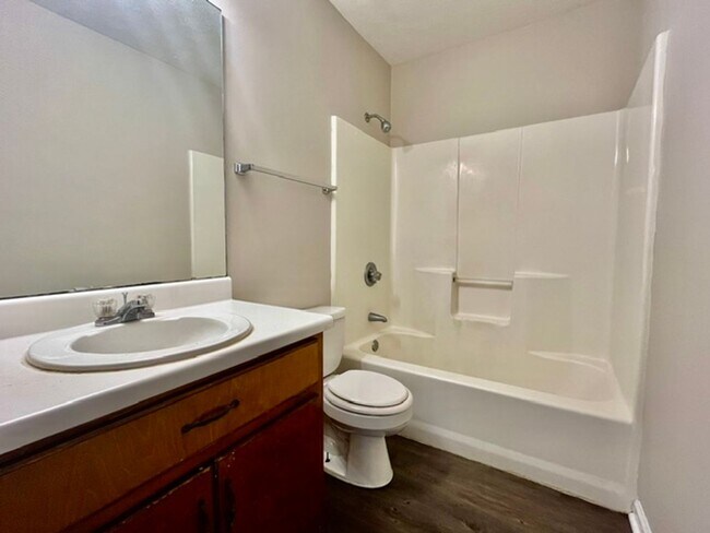 Building Photo - Pebblecreek Dr #6 &amp; 8