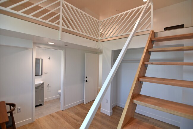 Building Photo - 2533 S Curson Ave