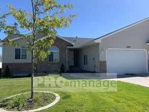 Building Photo - 3 Bed / 2 Bath Townhome w/ 2 Car Garage -...