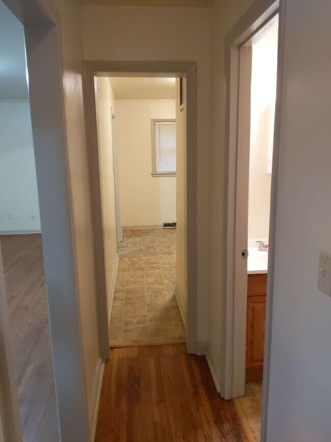 Building Photo - 2 Bed, 1 Bath Ready for Rent!