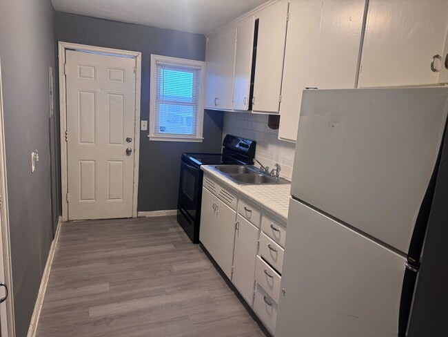 Building Photo - Adorable One Bedroom Home