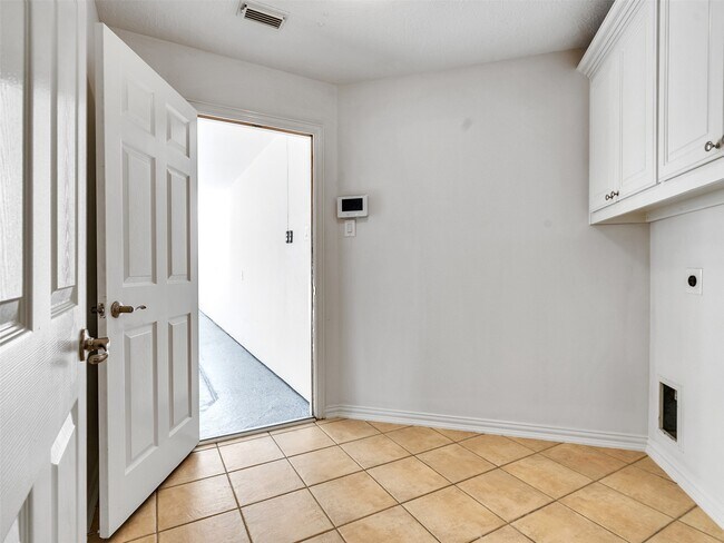 Building Photo - 14518 Logan Falls Ln