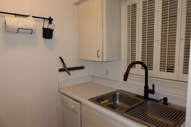 Building Photo - Hyde Park Country Condo - Furnished - 1BD/1BA - Covered Parking -Close to Everything