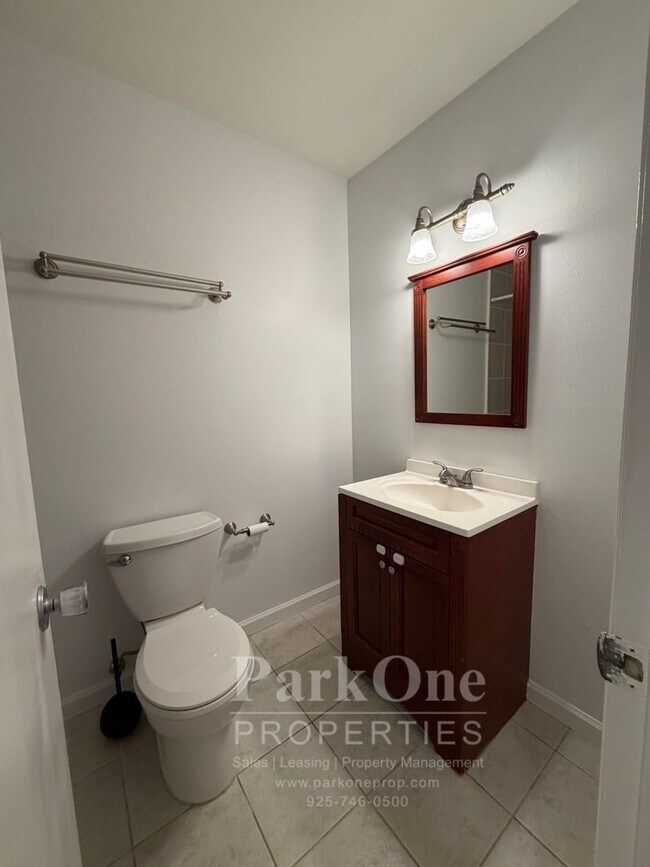 Building Photo - Spacious Condo Near Downtown Walnut Creek Available Now!