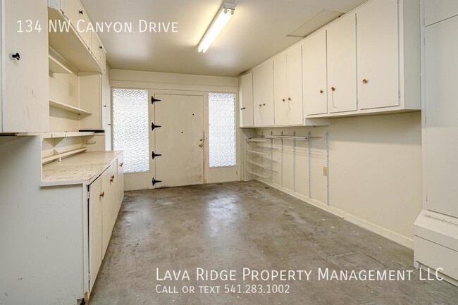 Building Photo - 134 NW Canyon Dr