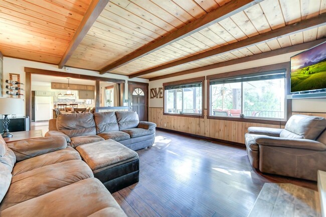 Building Photo - 2 Bedroom Home Tucked away in the Sierras