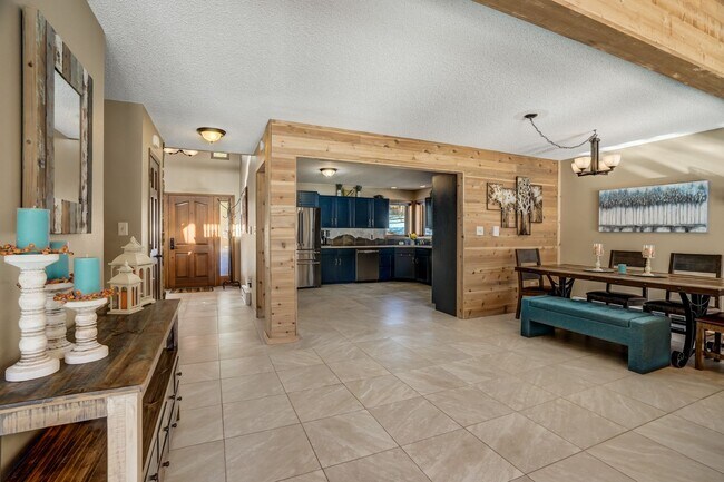 Building Photo - Stunning two-story home in Woodland Park