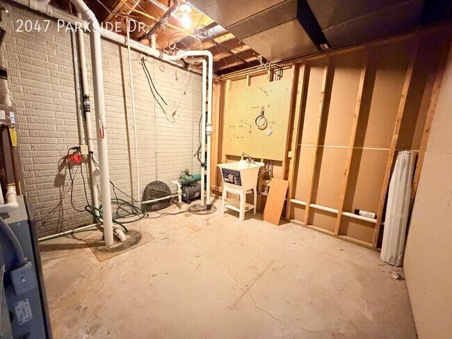 Building Photo - 2047 Parkside Dr