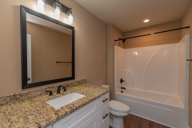 Building Photo - Like-new 4 bed/2.5 bath home for lease nea...