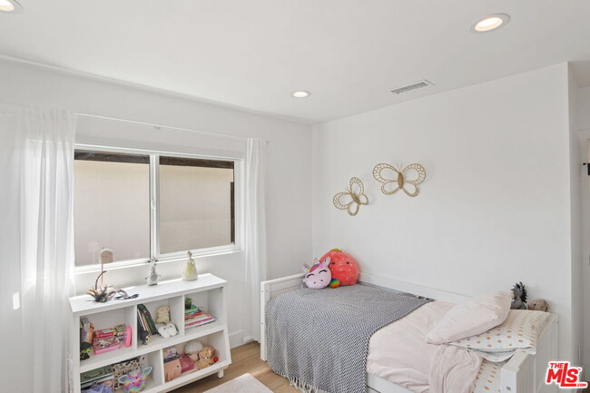 Building Photo - 5664 Coliseum St