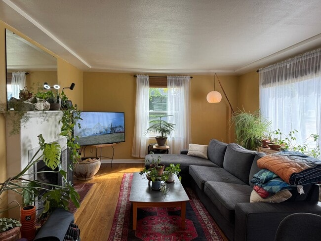 Building Photo - Spacious 2 Bedroom Home with Large Open Kitchen
