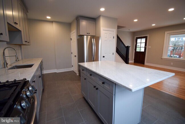 Building Photo - 207 Paxson Ave