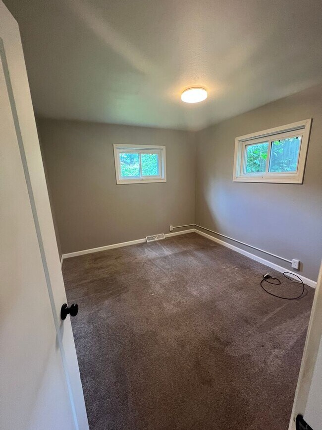 Building Photo - 3 Bed/2 Bath House for Rent! NO APPLICATIO...