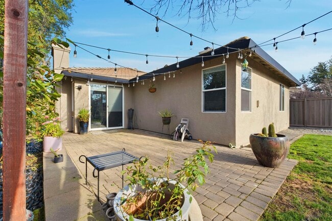 Building Photo - 601 Tamarindo Way