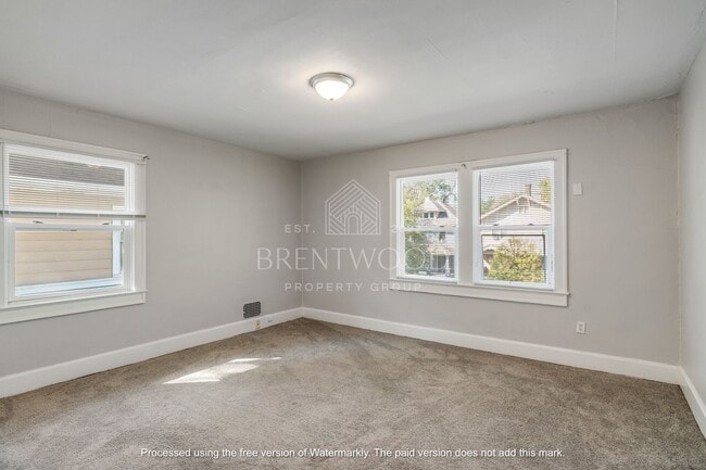 Building Photo - Spacious 4 Bed 1.5 Bath Updated Home