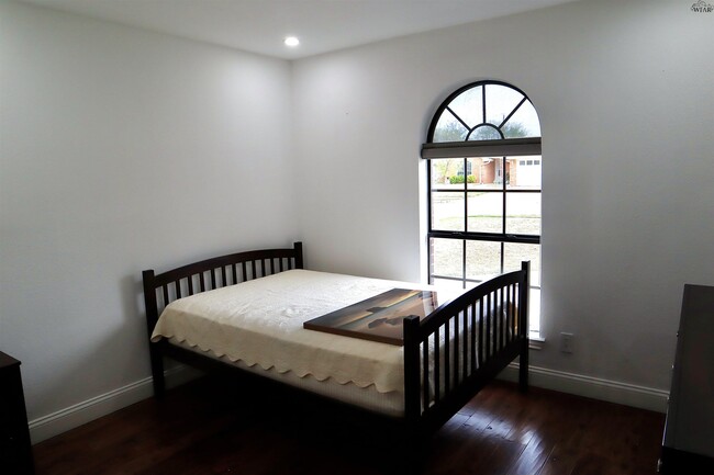 Building Photo - 19 Pilot Point Dr