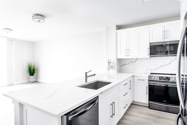 Building Photo - 1551 N Flagler Dr