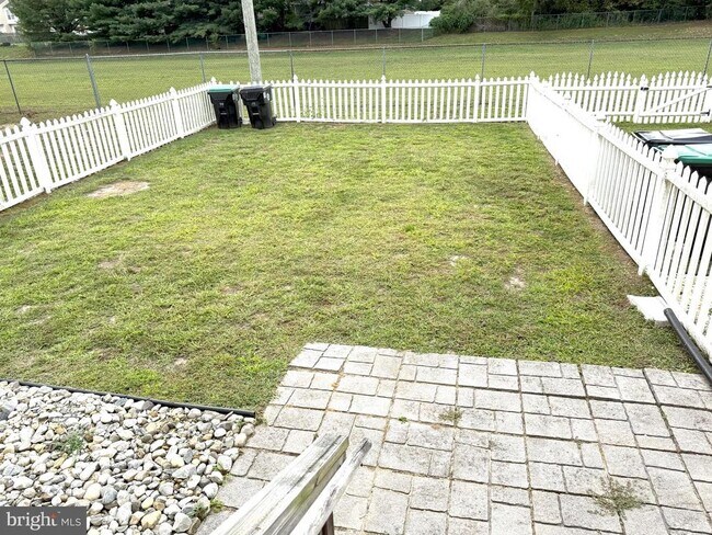 Building Photo - 16 Colts Neck Dr