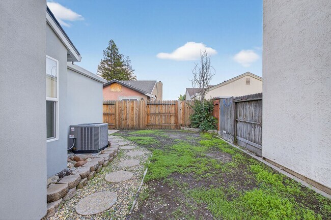 Building Photo - Bright & Spacious 3 Bed, 2 Bath Home – Must See!