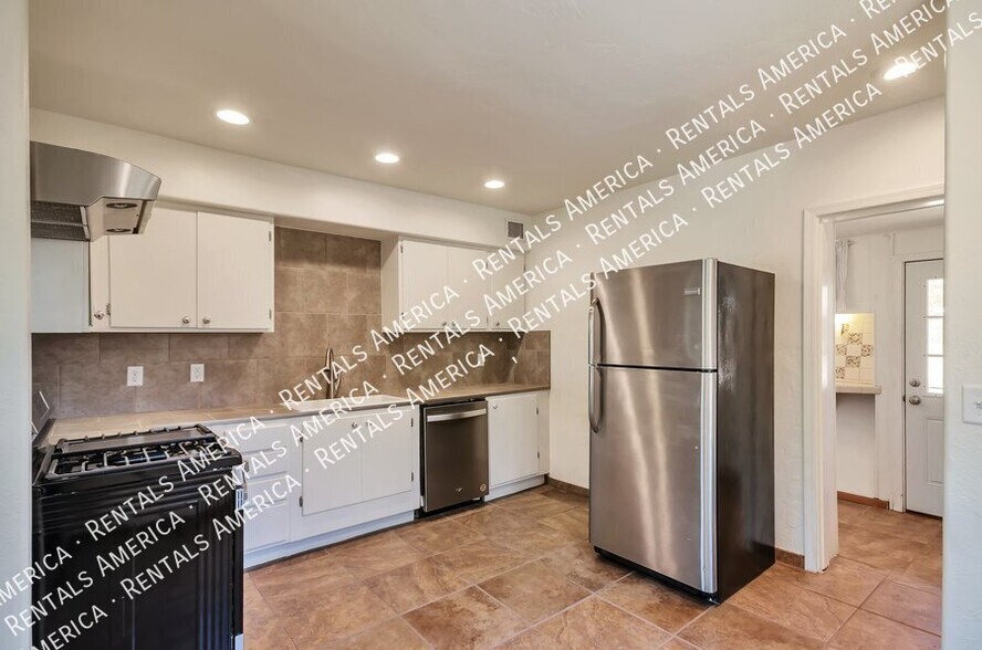 Building Photo - 1520 E Silver St