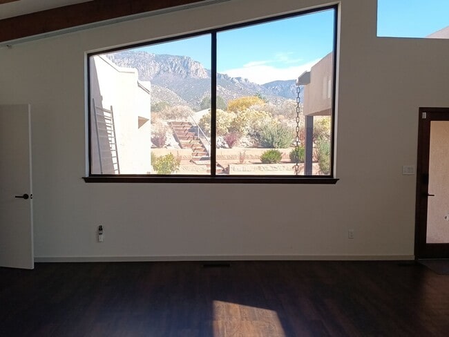 Building Photo - 4 Bedroom, 3 Bathroom Home! Schedule a Sho...