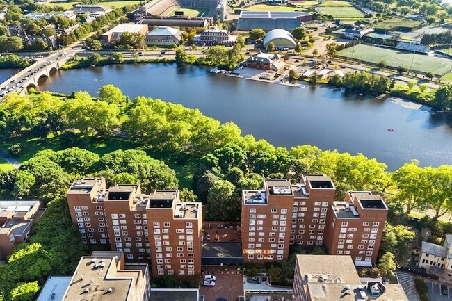 Building Photo - 975 Memorial Dr
