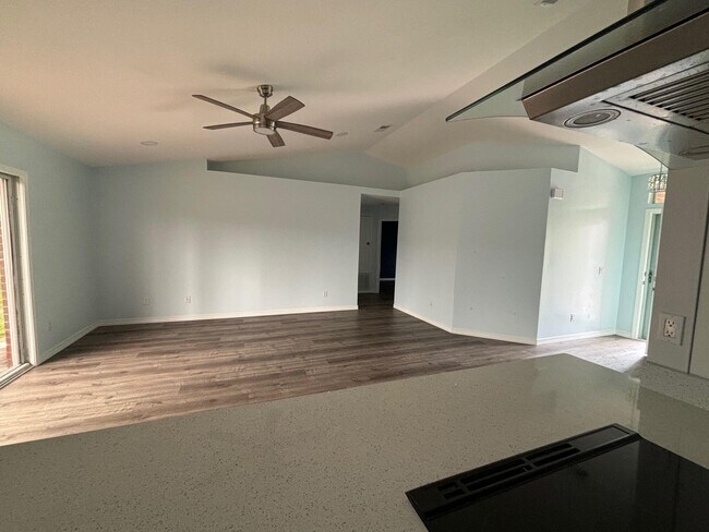 Building Photo - 1229 Northview Dr