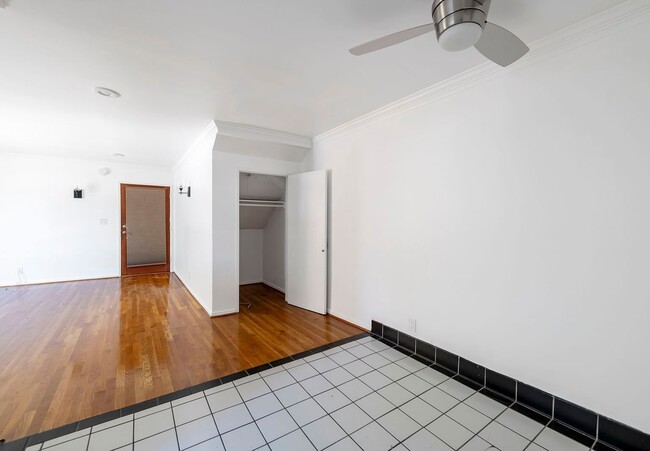 Building Photo - 1008 N Stanley Ave