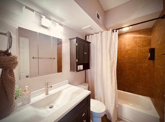 Building Photo - 4041 E Camelback Rd