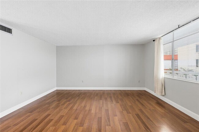 Building Photo - 2630 Pearce Dr