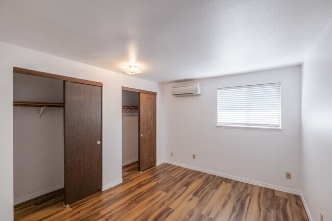 Building Photo - Beautiful 4 Bed, 2 Bath Townhouse with Lots of Closet Space and Laundry In Unit!