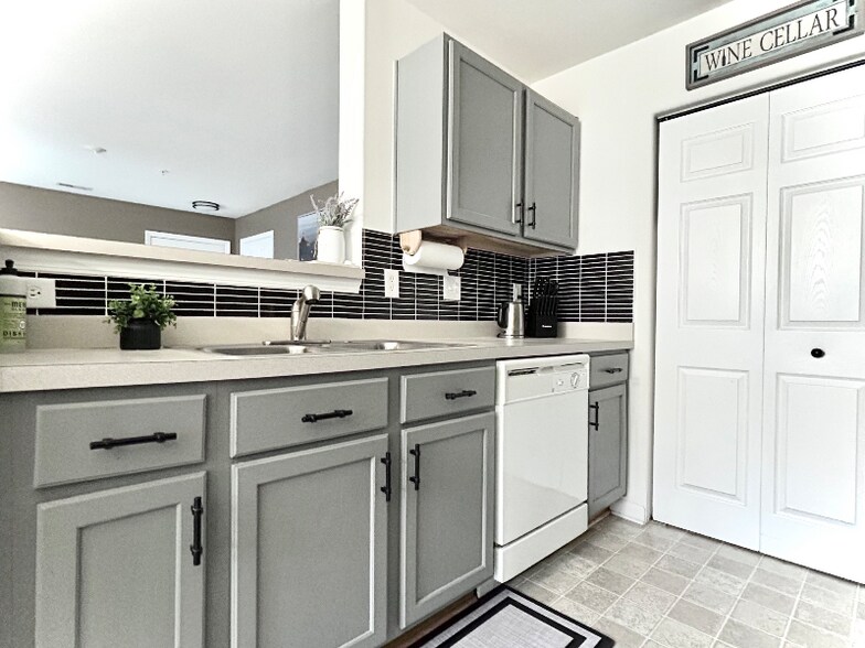 Building Photo - 7109 Lambeth Farm Ln