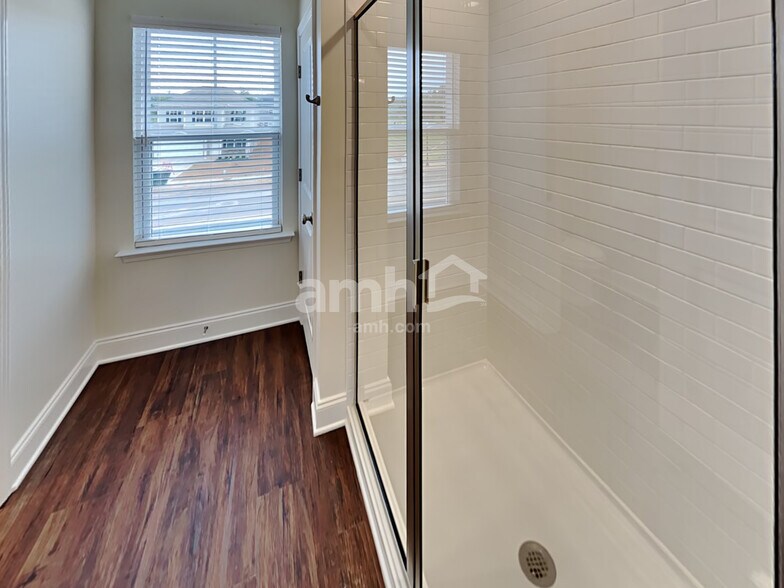 Building Photo - 5208 Valor Dr