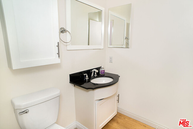 Building Photo - 416 N Oakhurst Dr