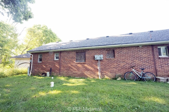 Building Photo - "Cozy 1-Bedroom Retreat in Greenfield – Pe...