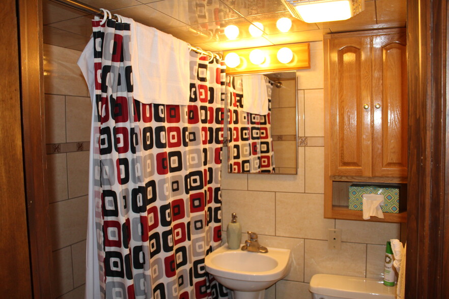 Fully tiled bath with tub/shower combination - 119 Chestnut St