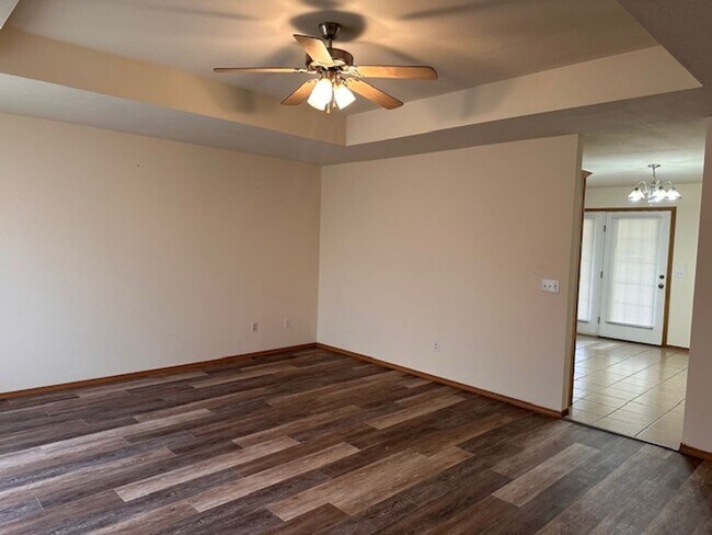 Building Photo - Great 3 bed 2 bath home in SE Springfield