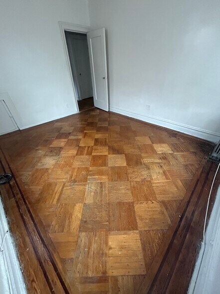 Largest bedroom - 17 Ludlam Pl