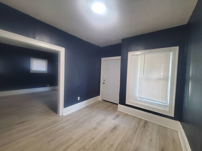 Building Photo - 1365 E 89th St