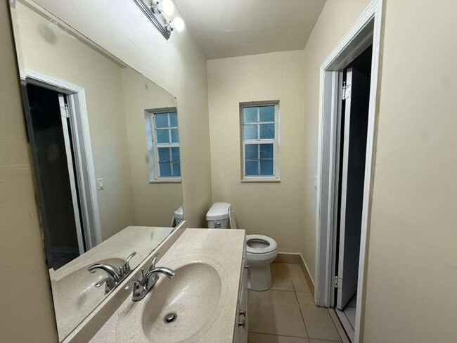 Building Photo - Large 5-2 house