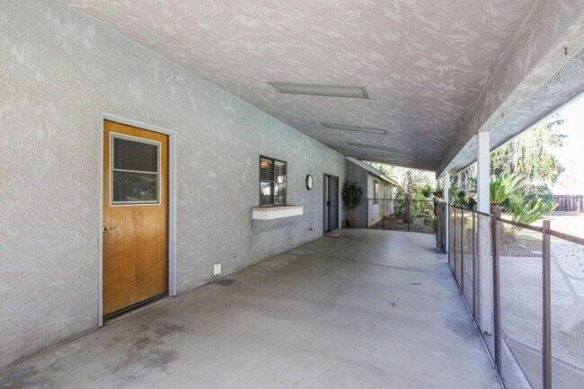 Building Photo - Clovis Ranch style 4 bedroom with Pool on ...