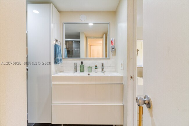 Building Photo - 3095 N Oakland Forest Dr